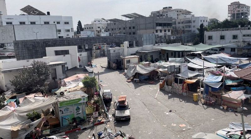 &copy; Reuters. خيام وملاجئ يستخدمها النازحون الفلسطينيون في محيط مستشفى الشفاء خلال العملية البرية الإسرائيلية حول المستشفى في مدينة غزة يوم 12 نوفمبر تشر