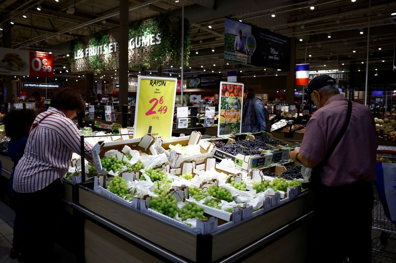 &copy; Reuters. Des clients font leurs courses au rayon fruits et légumes d'un supermarché Carrefour à Montesson, près de Paris, en France. /Photo d'archives prise le 13 septembre 2023/REUTERS/Sarah Meyssonnier