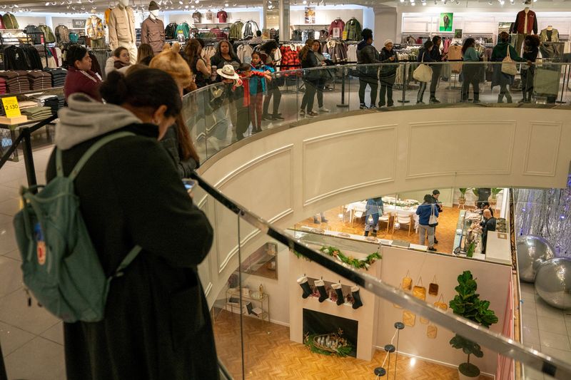 © Reuters. FILE PHOTO: People stand in line to enter the Shein Holiday pop-up shop inside of Times Squares Forever 21 in New York City, U.S.,November 10, 2023.REUTERS/David 'Dee' Delgado