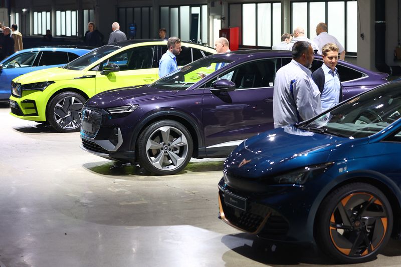 &copy; Reuters. FILE PHOTO: Volkswagen employees stand next to Volkswagen electric cars during a ceremony at German carmaker Volkswagen's first battery cell production plant 'SalzGiga' in Salzgitter, Germany, July 7, 2022. REUTERS/Fabrizio Bensch/File Photo