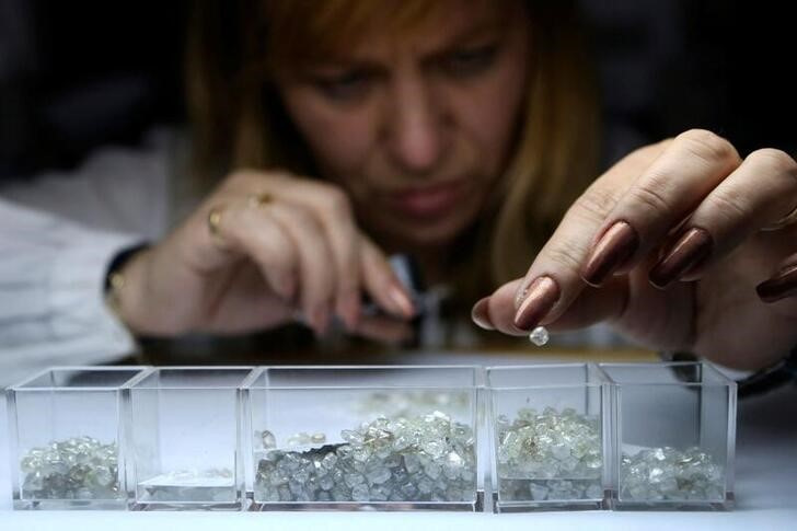 La UE prohibirá los diamantes rusos desde comienzos de 2024: propuesta de sanciones