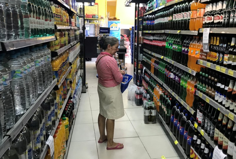 &copy; Reuters. FILE PHOTO: A costumer looks for drinks at a supermarket in Rio de Janeiro, Brazil May 10, 2019. REUTERS/Pilar Olivares
