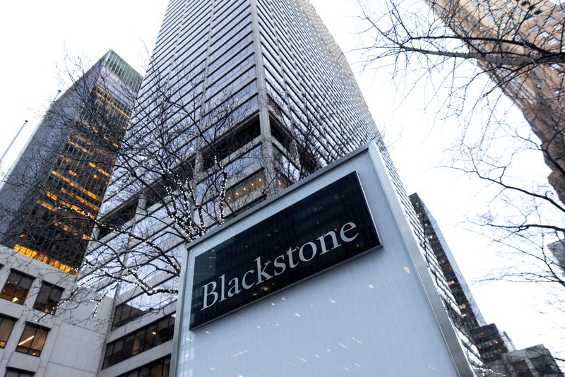 &copy; Reuters. Cartelli all'esterno della sede del Blackstone Group a New York, Stati Uniti, 18 gennaio 2023. REUTERS/Jeenah Moon/File Photo/File Photo