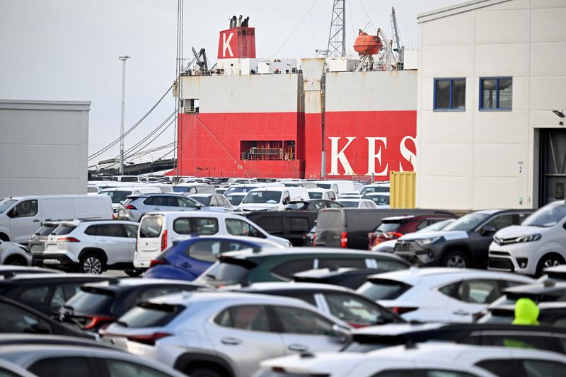 &copy; Reuters. Le navire Malacca Highway à terre alors que que des employés du port bloquent le chargement de véhicules Tesla, à Malmö, en Suède. /Photo d'archives prise le 7 novembre 2023/REUTERS/Johan Nilsson/TT News Agency