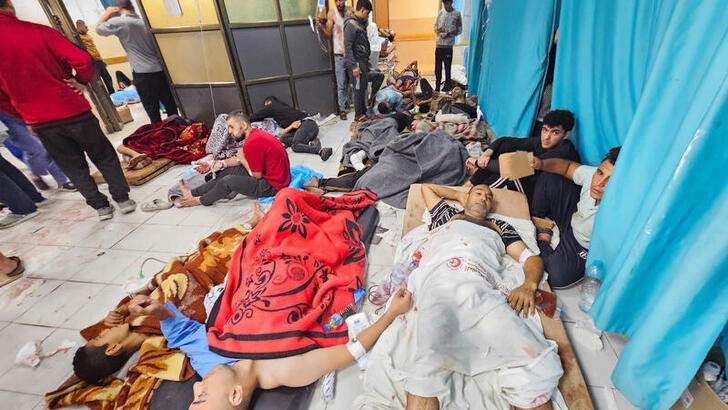 &copy; Reuters. Varias personas son atendidas de su heridas en el suelo del Hospital Indonesio, en el norte de la Franja de Gaza. 16 noviembre 2023. REUTERS/Anas Al-Shareef
