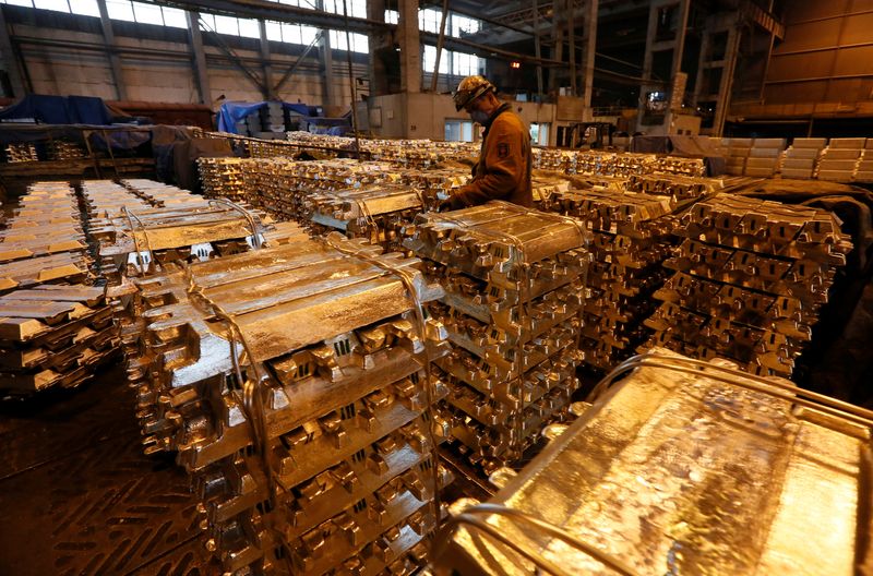 © Reuters. FILE PHOTO: A worker stores aluminium ingots at the foundry shop of the Rusal Krasnoyarsk aluminium smelter in Krasnoyarsk, Russia October 3, 2018. REUTERS/Ilya Naymushin/File Photo