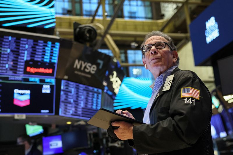 &copy; Reuters. متداول يعمل في بورصة نيويورك الأمريكية يوم الخميس. تصوير: برندان مكدرميد - رويترز.