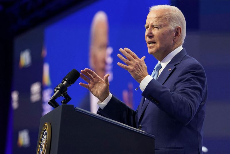 &copy; Reuters. U.S. President Joe Biden delivers remarks at the Asia-Pacific Economic Cooperation (APEC) summit in San Francisco, California, U.S., November 16, 2023. REUTERS/Kevin Lamarque