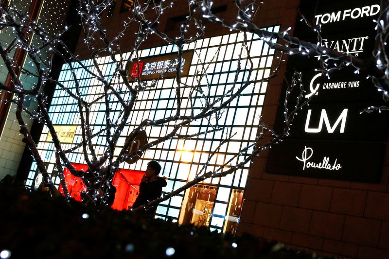 &copy; Reuters. Un centre commercial de Pékin où se trouvent des boutiques de luxe. /Photo prise le 30 novembre 2016/REUTERS/Thomas Peter