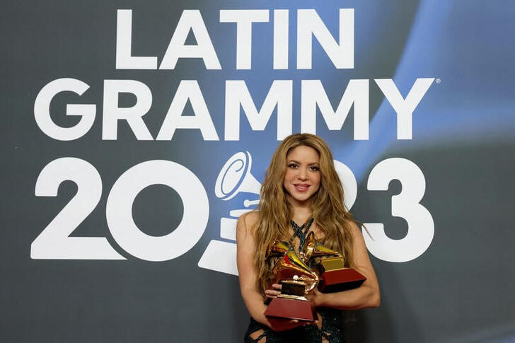 &copy; Reuters. Shakira posando con los premios ganados en los Latin Grammy Awards en Sevilla
Nov 17, 2023. REUTERS/Jon Nazca