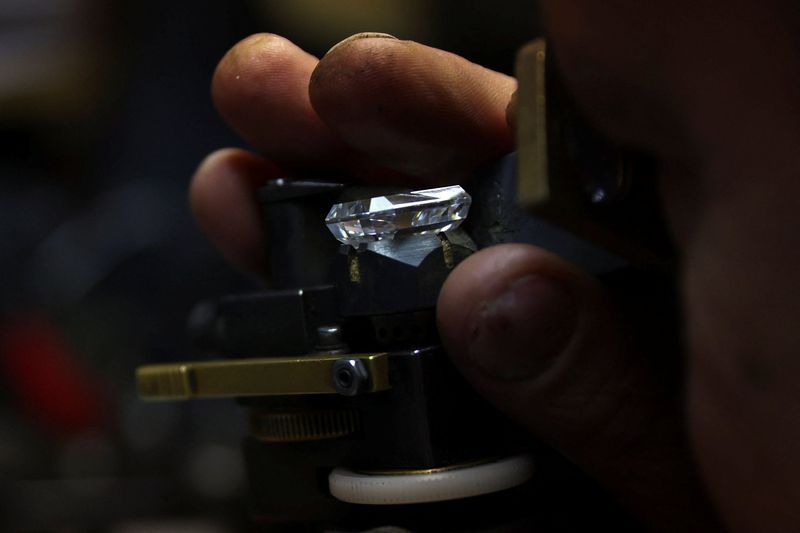 &copy; Reuters. Un diamant examiné à la loupe. /Photo prise le 30 octobre 2023/REUTERS/Johanna Geron