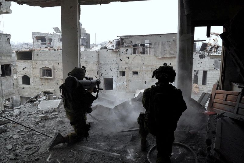 &copy; Reuters. جنود إسرائيليون يطلقون النار خلال عملية ضد حركة المقاومة الإسلامية الفلسطينية (حماس) في موقع قيل إنه غزة في صورة نشرت يوم الخميس. صورة لرويت