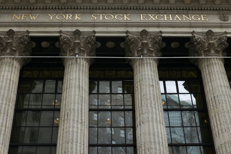 &copy; Reuters. La Borsa di New York. 24 febbraio 2022.   REUTERS/Caitlin Ochs/File Photo