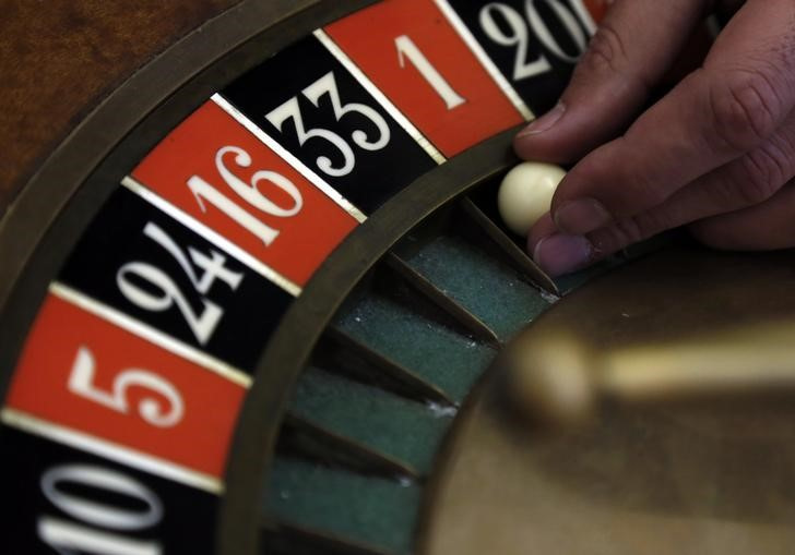 © Reuters. FILE PHOTO: A young croupier trainee turns the roulette at a gaming table at the Cerus Casino Academy in Marseille November 6, 2013. REUTERS/Jean-Paul Pelissier/File Photo 