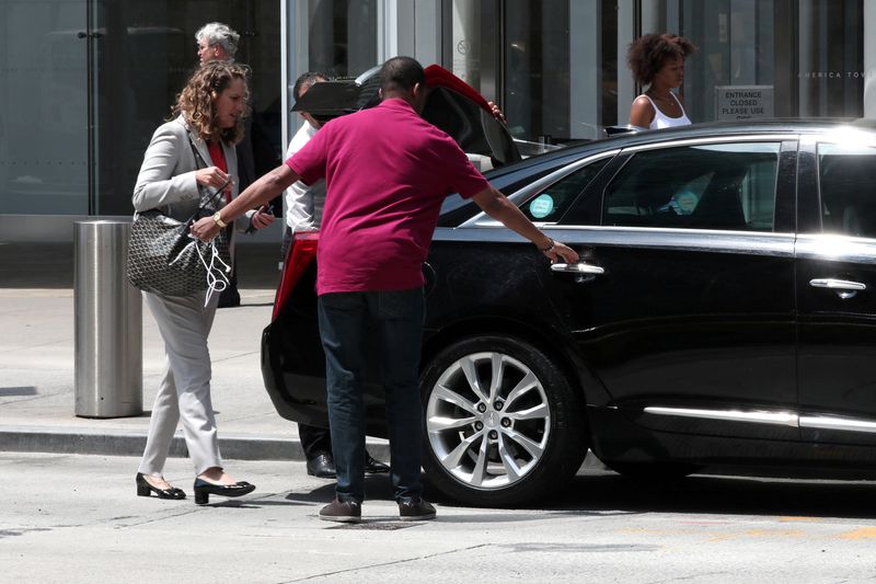 &copy; Reuters. FILE PHOTO: A driver helps a passenger into an Uber car on 6th Avenue in New York City, New York, U.S., July 27, 2018. REUTERS/Mike Segar/File Photo