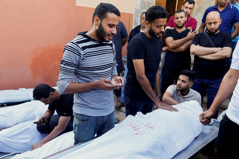 &copy; Reuters. مشيعون يبكون بجوار جثث فلسطينيين قتلوا في غارات إسرائيلية خلال جنازة في خان يونس بجنوب قطاع غزة يوم 31 أكتوبر تشرين الأول 2023. تصوير: إبراهيم أ