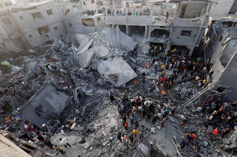 &copy; Reuters. Des Palestiniens recherchant des victimes après des frappes israéliennes sur des bâtiments résidentiels à Gaza. /Photo prise le 5 novembre 2023/REUTERS/Mohammed Salem