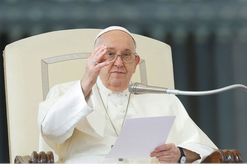 &copy; Reuters. البابا فرانسيس يشير بيديه خلال العظة الأسبوعية في ساحة القديس بطرس بالفاتيكان يوم 15 نوفمبر تشرين الثاني 2023. تصوير: ريمو كاسيلي - رويترز.