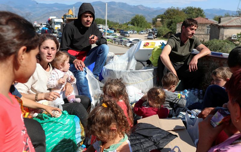 &copy; Reuters. Refugiados da região de Nagorno-Karabakh em caminhão chegam à vila fronteiriça de Kornidzor, Armênia
27/09/2023
REUTERS/Irakli Gedenidze