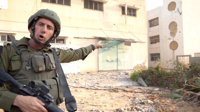 &copy; Reuters. المتحدث الرسيم باسم الجيش الإسرائيلي الأميرال دانيال هاجاري يشير إلى ما يقول إنه منزل لقيادي كبير في حماس بالقرب من مدرسة في غزة في صورة مأخ