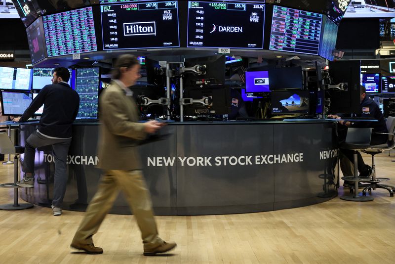 © Reuters. Traders work on the floor at the New York Stock Exchange (NYSE) in New York City, U.S., November 17, 2023.  REUTERS/Brendan McDermid
