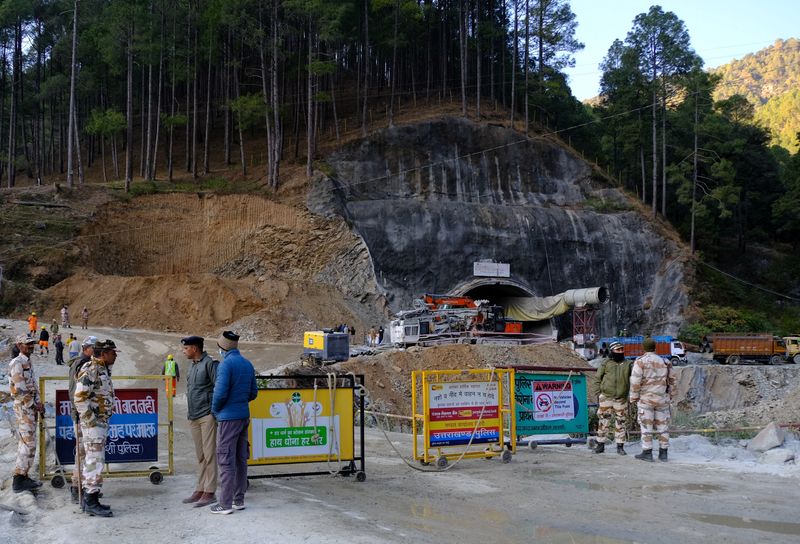 &copy; Reuters. Policiais montam guarda ao lado de uma barricada na entrada de um túnel onde 40 trabalhadores estão presos depois que uma parte do túnel desabou em Uttarkashi
16/11/2023
REUTERS/Shankar Prasad Nautiyal