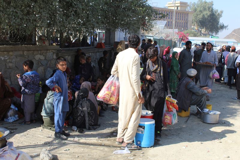 &copy; Reuters. مواطنون أفغان يستريحون في مخيم بعد عودتهم من باكستان عند معبر طورخم الحدودي بين باكستان وأفغانستان يوم 14 نوفمبر تشرين الثاني 2023. صورة لرويت