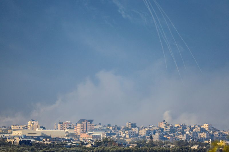 &copy; Reuters. مشهد غارة جوية في قطاع غزة يوم الجمعة. تصوير: ألكسندر إرموشينكو - رويترز.