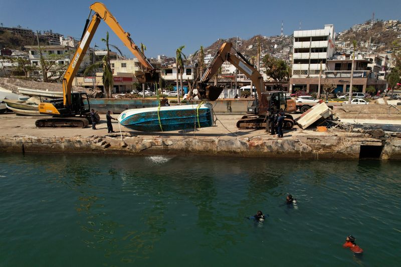 &copy; Reuters. Militares da Marinha Mexicana recuperam um barco afundado, após o furacão Otis, em Acapulco
05/11/2023
REUTERS/Jose Luis Gonzalez