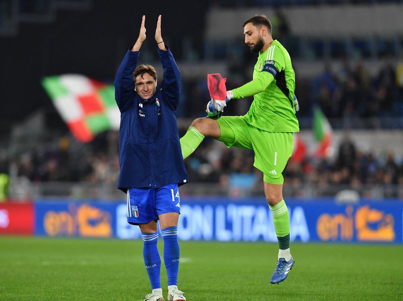 &copy; Reuters. لاعبا منتخب إيطاليا فيديريكو تشييزا (إلى اليسار) وزميله حارس الفريق جانلويجي دونلاروما يحتفلان بفوز منتخب بلادهما يوم الجمعة على نظيره من م