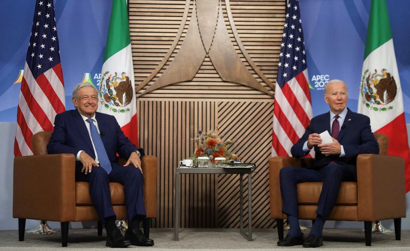 © Reuters. U.S. President Joe Biden meets with Mexican President Andres Manuel Lopez Obrador on the sidelines of the Asia-Pacific Economic Cooperation (APEC) summit in San Francisco, California, U.S.,in this handout picture distributed to Reuters on November 17, 2023. Mexico Presidency/Handout via REUTERS