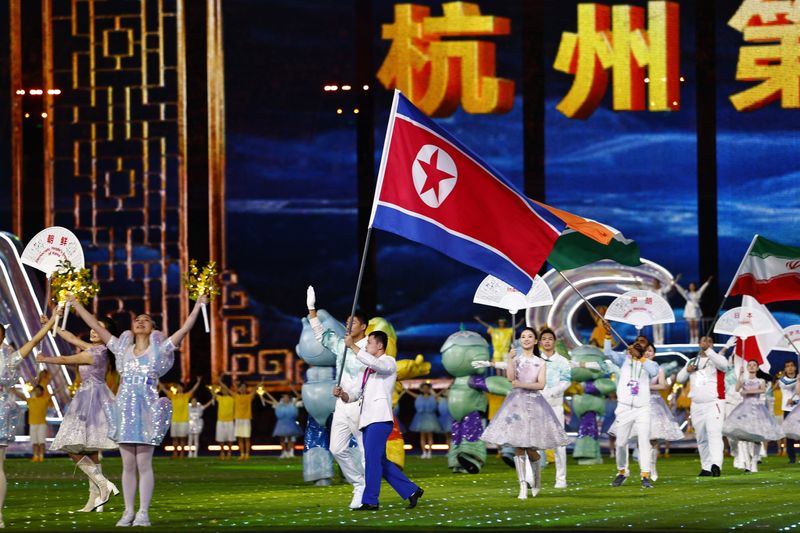 &copy; Reuters. ممثل منتخب كوريا الشمالية يمشي حاملاً علمه الوطني خلال الحفل الختامي للألعاب الآسيوية في هانغتشو بالصين بتاريخ الثامن من أكتوبر تشرين الأو