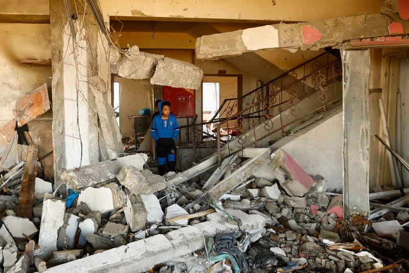 &copy; Reuters. Un garçon parmi les débris d'un immeuble d'habitation après une frappe israélienne à Khan Younès, dans le sud de la bande de Gaza. /Photo prise le 18 novembre 2023/REUTERS/Ibraheem Abu Mustafa  