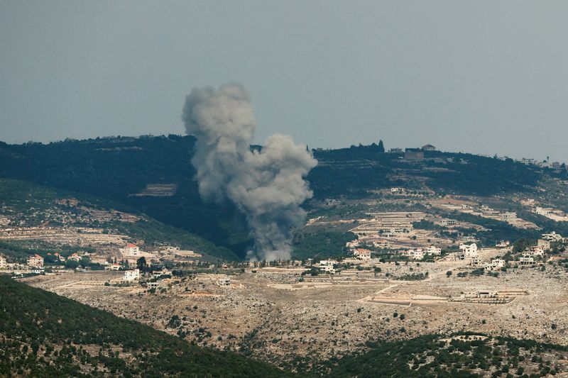&copy; Reuters. دخان يتصاعد على الجانب اللبناني من الحدود بين إسرائيل ولبنان بعد غارة جوية إسرائيلية يوم 18 نوفمبر تشرين الثاني 2023. تصوير: إيفيلين هوكستين-رو