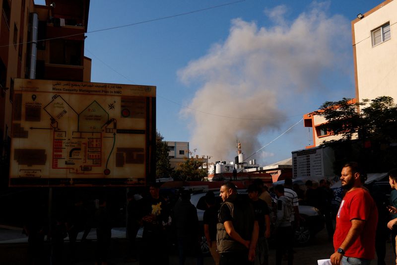 &copy; Reuters. أعمدة دخان تتصاعد عقب غارة إسرائيلية على خان يونس جنوب قطاع غزة الفلسطيني يوم السبت. تصوير: إبراهيم أبو مصطفى - رويترز. 