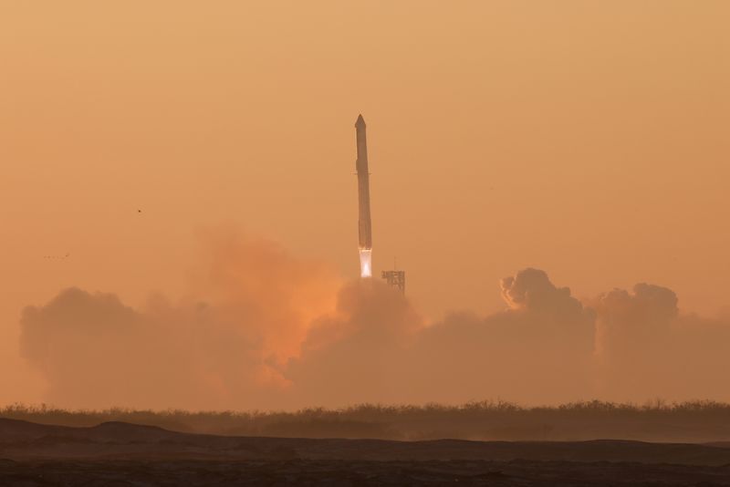 &copy; Reuters. مركبة فضاء ستار شيب، الجيل الثاني من شركة سبيس إكس، تنطلق على متن صاروخ قوي في رحلة تجريبية غير مأهولة من منصة إطلاق بالقرب من بوكا تشيكا في 