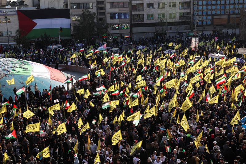 &copy; Reuters. متظاهرون خلال احتجاج ضد إسرائيل في طهرن يوم الأربعاء في صورة لرويترز من وكالة وانا للأنباء.