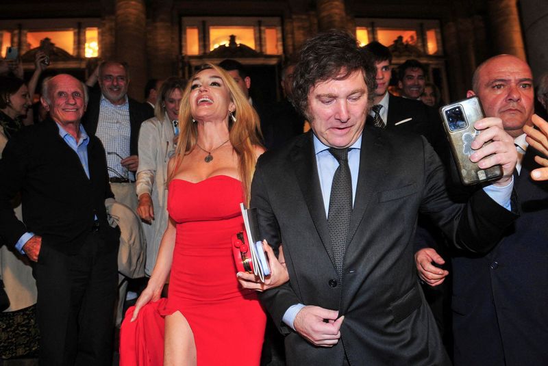 © Reuters. Argentine presidential candidate Javier Milei arrives at the Teatro Colon opera house with his girlfriend, Fatima Florez, ahead of the November 19 runoff elections, in Buenos Aires, Argentina November 17, 2023. REUTERS/Ramiro Souto