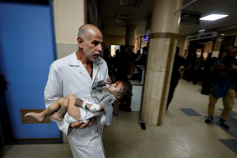 © Reuters. Criança palestina ferida é socorrida no hospital Nasser em Khan Younis, na Faixa de Gaza
18/11/2023 REUTERS/Mohammed Salem