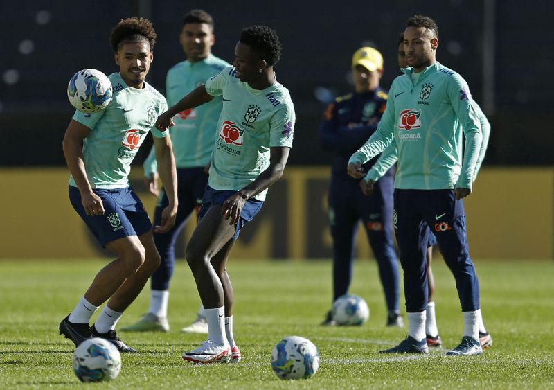 © Reuters. Vini Jr e outros jogadores durante treino no Uruguai
15/10/2023 REUTERS/Andres Cuenca/Arquivo