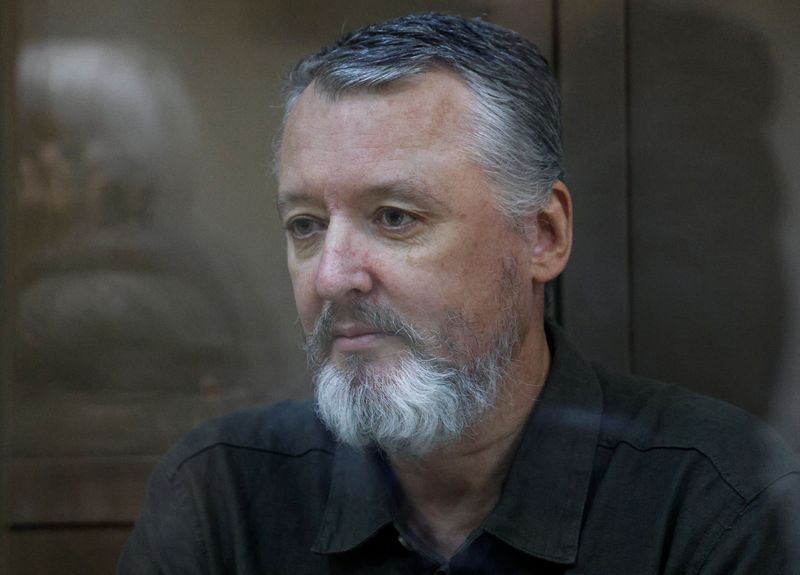 &copy; Reuters. FILE PHOTO: Russian nationalist Kremlin critic and former military commander Igor Girkin, also known as Igor Strelkov, who is charged with inciting extremist activity, sits behind a glass wall of an enclosure for defendants during a court hearing to consi