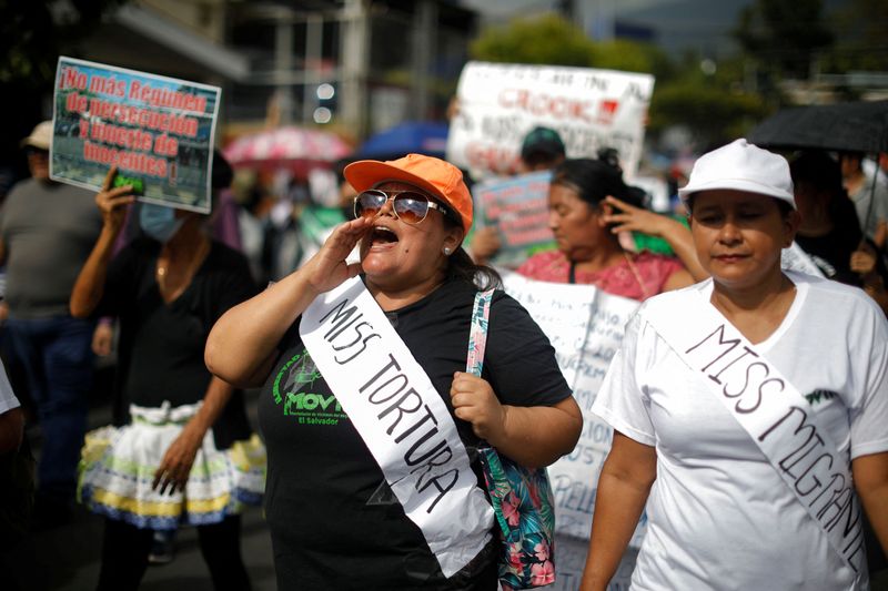 &copy; Reuters. Manifestantes exigem libertação de pessoas presas durante estado de emergência emitido pelo governo antes de evento Miss Universo em San Salvador, El Salvador
18/11/2023 REUTERS/Jose Cabezas