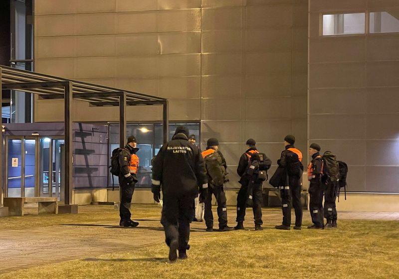 &copy; Reuters. Guardias fronterizos finlandeses esperan en el puesto de control fronterizo de Nuijamaa, en Finlandia, el 17 de noviembre de 2023. REUTERS/Attila Cser