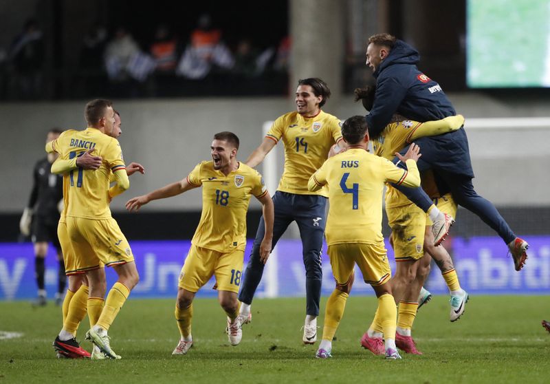 &copy; Reuters. لاعبو منتخب رومانيا يحتفلون بتأهل منتخب بلادهم إلى بطولة أوروبا 2024 على حساب المنتخب الإسرائيلي يوم السبت. تصوير: برناديت سابو - رويترز 