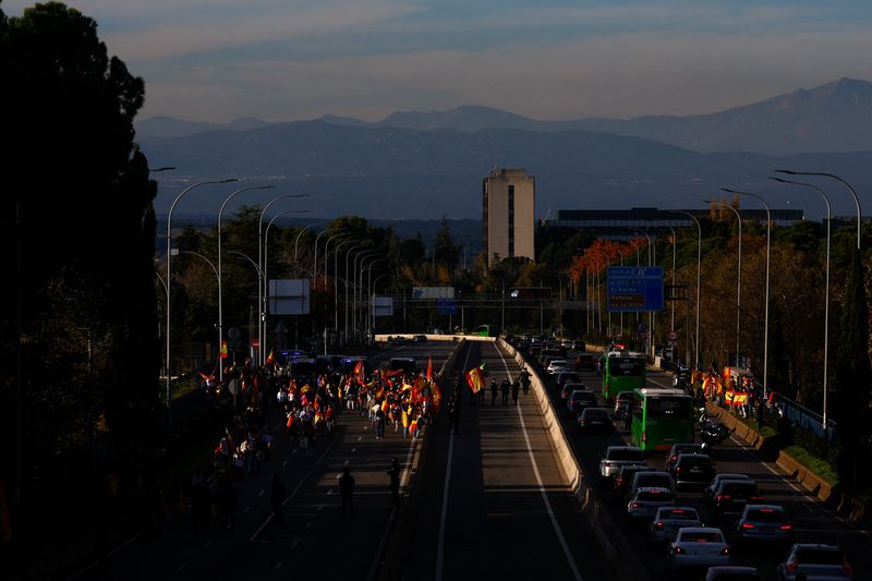 © Reuters. People take part in a protest as they block the road leading to Moncloa Palace, after Spain's socialists reached a deal with the Catalan separatist Junts party for government support, which includes amnesties for people involved with Catalonia's failed 2017 independence bid, in Madrid, Spain November 18, 2023. REUTERS/Susana Vera