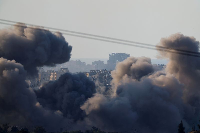 &copy; Reuters. El humo se eleva después de una explosión en Gaza, vista desde el sur de Israel, en medio del conflicto en curso entre Israel y el grupo palestino Hamás, 18 de noviembre de 2023. REUTERS/Alexander Ermochenko