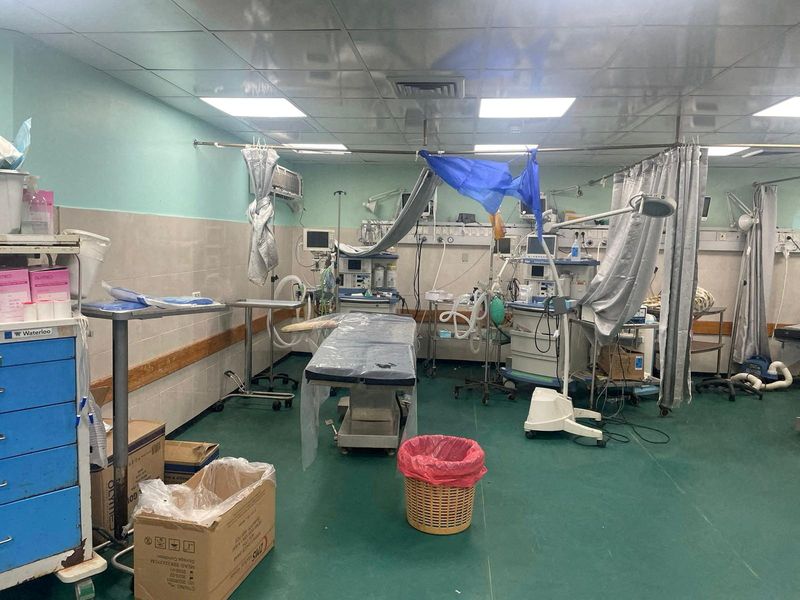 © Reuters. FOTO DE ARCHIVO: Una zona de quirófano improvisada se ve dentro del hospital Al Shifa durante la operación terrestre de Israel alrededor del hospital, en la ciudad de Gaza. 12 de noviembre, 2023. Ahmed El Mokhallalati/vía REUTERS/Archivo