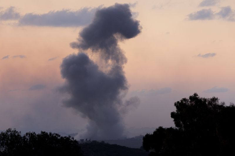 © Reuters. دخان يتصاعد جراء ضربة جوية إسرائيلية علي غزة مثلما شوهد من جنوب إسرائيل يوم السبت. تصوير: ألكسندر إيرموشينكو - رويترز.