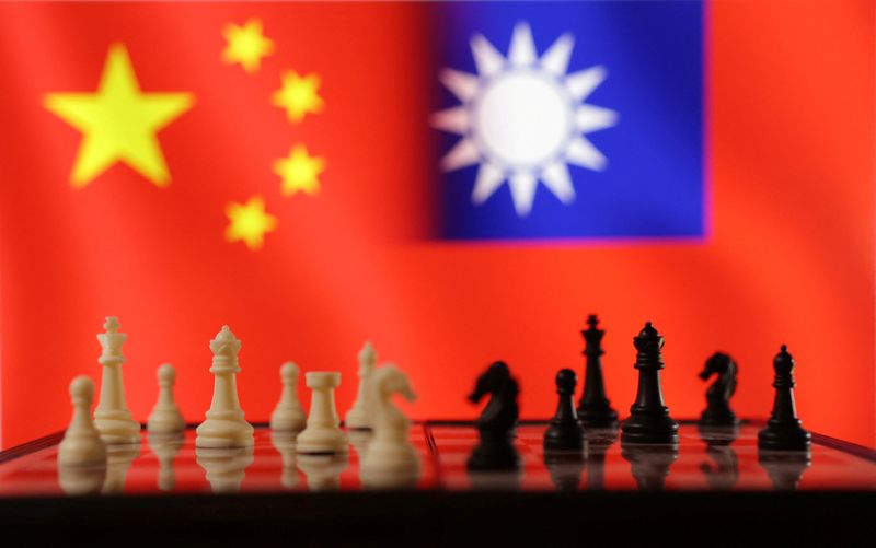 &copy; Reuters. قطع الشطرنج أمام علمي الصين وتايوان في صورة توضيحية تم التقاطها يوم 11 أبريل نيسان 2023. تصوير: دادو روفيتش - رويترز.