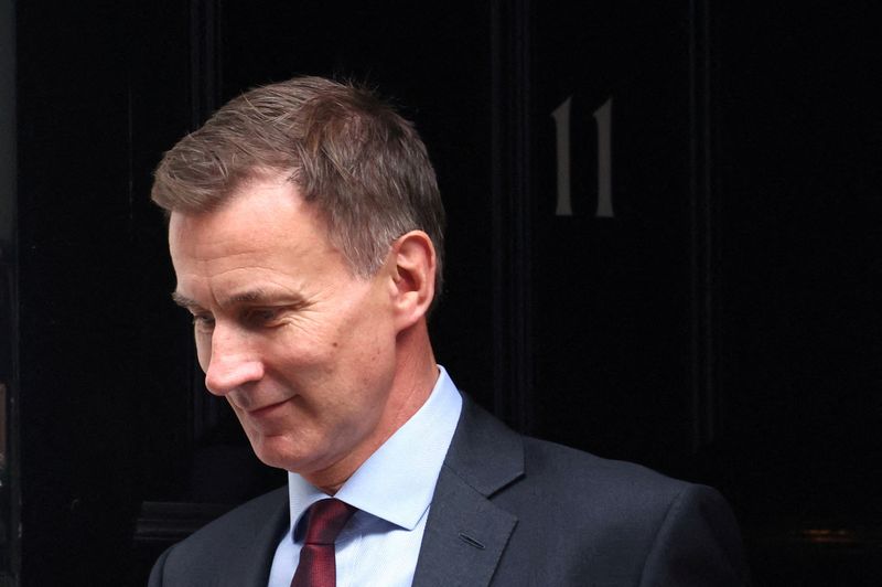 &copy; Reuters. FILE PHOTO: FILE PHOTO: British Chancellor of the Exchequer Jeremy Hunt leaves Downing Street in London, Britain, September 13, 2023. REUTERS/Toby Melville/File Photo